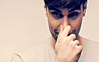 روانشناسان می گویند؛ وقتی با کسی حرف می زنید بینی‌اش را لمس کرد یعنی...