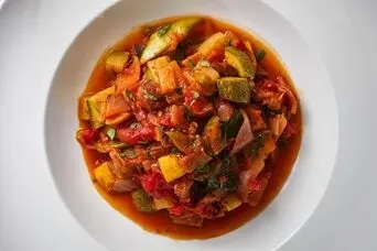 طرز تیه خوراک کدو سبز و سیب‌زمینی با گوجه | یک شام سبک و اقتصادی
