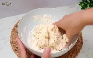 آرد رو بریز توی آب جوش و از نتیجه‌اش شگفت‌زده شو! | دو دستور خوشمزه برای پیراشکی خانگی کمتر از نیم ساعت