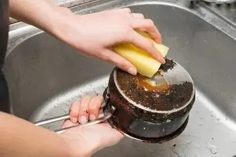 قابلمه سوخته چگونه تمیز می‌شود؟ + معرفی چند راهکار خانگی موثر