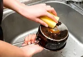 قابلمه سوخته چگونه تمیز می‌شود؟ + معرفی چند راهکار خانگی موثر