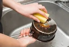 قابلمه سوخته چگونه تمیز می‌شود؟ + معرفی چند راهکار خانگی موثر