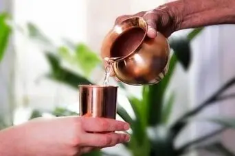 فواید آب خوردن در لیوان مسی ؛ خاصیتی که همه خانم ها دنبالشن