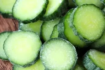 رفع سه سوته جوش با خیار یخ زده | تزفند جادویی برای داشتن پوستی صاف، روشن و یکدست