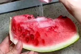 اضافه کردن نمک به هندوانه پیشنهاد محققان برای روزها گرم و آفتابی