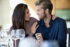 روانشناسی رابطه | در دوران نامزدی اینطوری رفتار کن که هم باکلاس باشی هم شریک عاطفیت 100 برابر بیشتر عاشقت بشه