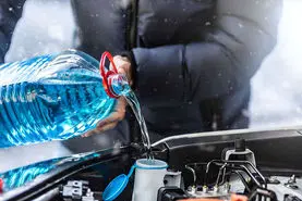 اشتباه خطرناک همه رانندگان؛ریختن آب لوله‌کشی در شیشه‌شور خودرو! | داخل مخزن شیشه‌شور چه باید ریخت؟