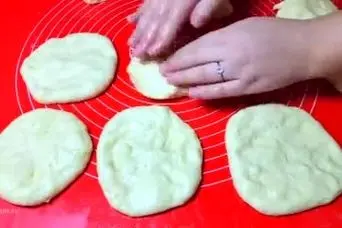 طرز تهیه پیراشکی گوشت با خمیر سیب زمینی | نان گوشتی سرخ شده پنبه‌ای مخصوص مهمانی ها