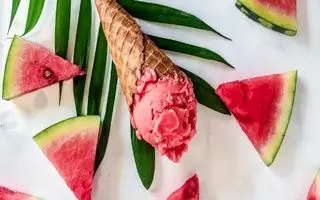 طرز تهیه بستنی هندوانه‌ای خانگی در 5 دقیقه