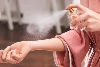 ترفند ماندگاری عطر | چگونه تا پایان روز خوشبو بمانیم؟
