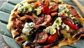 یک پیتزای خوشمزه که بوش تا 10 تا کوچه میره ولی نیازی به فر نداره | بیا طرز تهیه شو بهت بگم