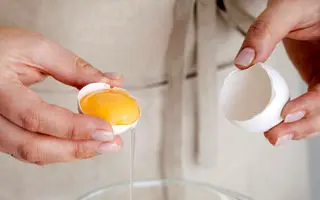 تمام عمر تخم‌مرغ را اشتباه میشکستیم | نحوه صحیح شکستن تخم مرغ