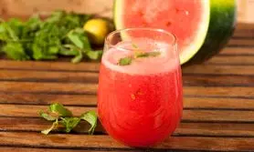 با این نوشیدنی ها در تابستان آب بدن خود را تامین کنید | جلوگیری از سردرد با این نوشیدنی های خانگی