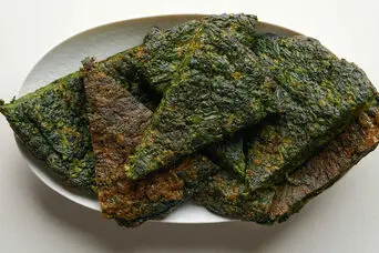 طرز تهیه کوکو سبزی مجلسی | سبز، خوش‌عطر و برش‌خورده