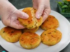 فقط ۱ قوطی تن ماهی و ۳ سیب‌زمینی و ۱۰ دقیقه زمان؛ طرز تهیه بهترین کوکو دنیا
