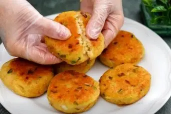 فقط ۱ قوطی تن ماهی و ۳ سیب‌زمینی و ۱۰ دقیقه زمان؛ طرز تهیه بهترین کوکو دنیا