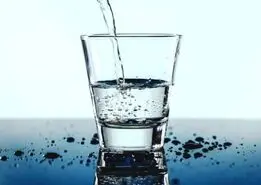 پاکسازی کامل بدن، بهبود گردش خون، آرامش اعصاب و درمان یبوست فقط و فقط با نوشیدن یک لیوان آب ولرم ناشتا