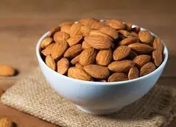 این مغز خوشمزه سرشار از  ویتامین E باعث افزایش کلسترول خوب خون می شود