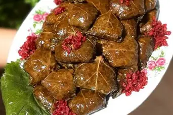 داخل دلمه چه سبزی و چقدر بریزیم؟ | ترکیب و نسبت سبزی دلمه برگ مو