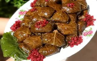 طرز تهیه دلمه برگ مو؛ خوشمزه و مجلسی به روش تبریزی