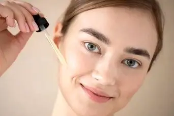 بهترین روغن برای لک قهوه‌ای صورت؛ خداحافظی همیشگی با لک‌ها