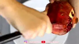تا حالا اشتباه انار و پوست میکندیم؛ بهترین و سریعترین روش پوست کندن و برش انار