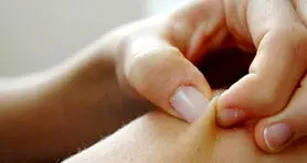 پوست شما چند ساله است؟ تست ۶۰ ثانیه‌ای نیشگون که متخصصان پوست توصیه می‌کنند