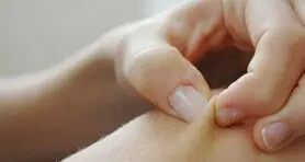 پوست شما چند ساله است؟ تست ۶۰ ثانیه‌ای نیشگون که متخصصان پوست توصیه می‌کنند