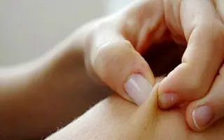 پوست شما چند ساله است؟ تست ۶۰ ثانیه‌ای نیشگون که متخصصان پوست توصیه می‌کنند