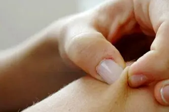 پوست شما چند ساله است؟ تست ۶۰ ثانیه‌ای نیشگون که متخصصان پوست توصیه می‌کنند