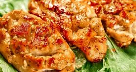 طرز تهیه مرغ با سس سیر و عسل ؛ کاراملی در ۱۵ دقیقه‌ای