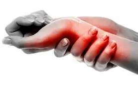 هشدار مرگبار پزشکان درباره بی‌حسی و درد انگشتان | علت سوزن‌سوزن شدن نوک انگشتان دست 
