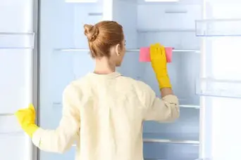 ترفند از بین بردن بوی بد یخچال با مواد در دسترس