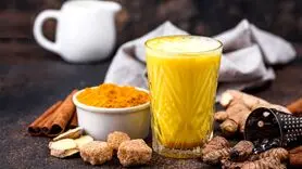 قبل خواب این نوشیدنی با زردچوبه را بخورید و در کمترین زمان معجزه اش را ببنید + پاکسازی کبد و خواب راحت بدون دارو