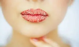 چرا تو پاییز و زمستون لب هامون خشک میشه؟ | بیا اینجا تا راه حل حل شدن این مشکل برای همیشه رو بهت بگم