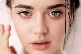 چطوری پوست صاف و شفاف داشته باشیم؟ | ترفندهای رایگان و معجزه‌آسا برای داشتن پوست صاف و شیشه‌ای