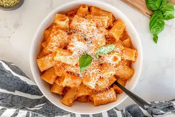 طرز تهیه پاستای گوجه‌فرنگی بدون گوشت | با چند گوجه این غذای قرمز و فوری را درست کن!