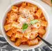 طرز تهیه پاستای گوجه‌فرنگی بدون گوشت | با چند گوجه این غذای قرمز و فوری را درست کن!