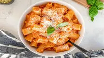 طرز تهیه پاستای گوجه‌فرنگی بدون گوشت | با چند گوجه این غذای قرمز و فوری را درست کن!