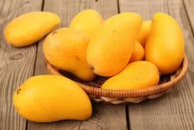  این میوه سرشار از آنتی‌اکسیدان‌ها، فیبر‌ها و ویتامین C است 