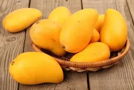  این میوه سرشار از آنتی‌اکسیدان‌ها، فیبر‌ها و ویتامین C است 