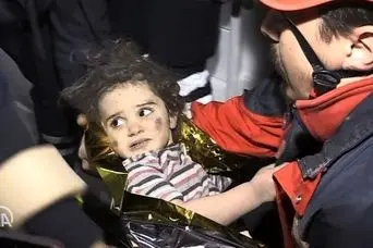 جدیدترین اخبار زلزله ترکیه | نجات دختربچه ۲ ساله از زیر آوار پس از ۸۸ ساعت در ترکیه 
