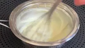 طرز تهیه شیرینی ۵ دقیقه ای با تخم مرغ و ماست  بدون فر