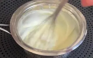 طرز تهیه شیرینی ۵ دقیقه ای با تخم مرغ و ماست  بدون فر