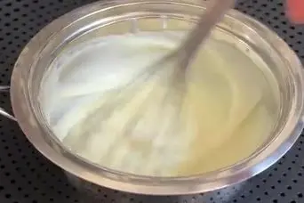 طرز تهیه شیرینی ۵ دقیقه ای با تخم مرغ و ماست  بدون فر