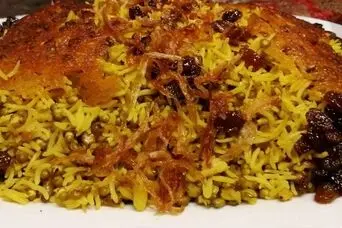 طرز تهیه ماش‌پلو ساده با کشمش و پیازداغ؛ غذای کم‌خرج و مقوی