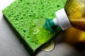 یک اشتباه رایج که همه انجام می دهیم؛ ریختن مایع ظرف‌شویی روی اسکاچ که تمام عمر اشتباه انجام میدادیم