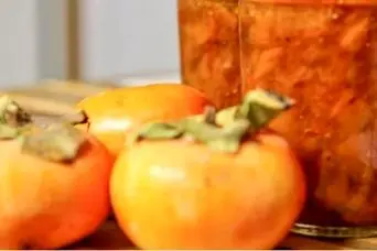 طرز تهیه ترشی لیته خرمالو چاشنی مجلسی پاییز