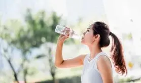 نوشیدن آب به این روش باعث لاغری سریع شما میشود | رسیدن به تناسب اندام مثل آب خوردن با مصرف آب