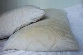 فقط با یک بار شستشو مثل برف سفید می‌شود! یک روش طبیعی برای سفید کردن فوری بالش‌های زرد شده!